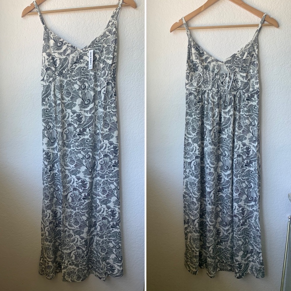 2/$20 Old Navy Ivory Floral Knit Petite Maxi Dress